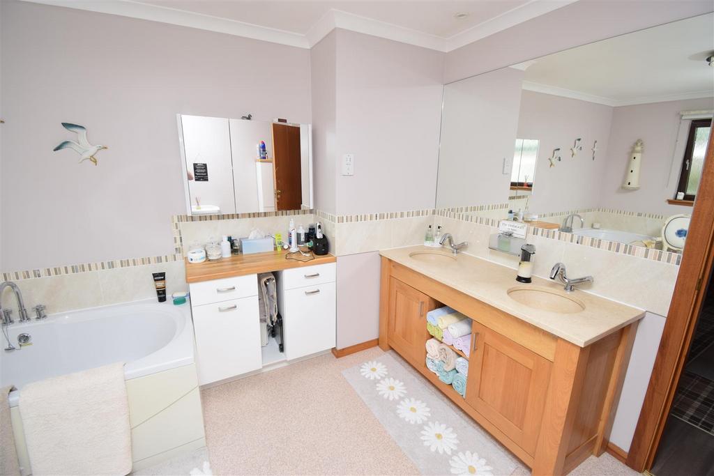 Bathroom (2).jpg