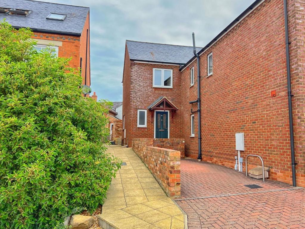 Blackwell Close, Earls Barton, Northamptonsdhire NN6 3 bed semi