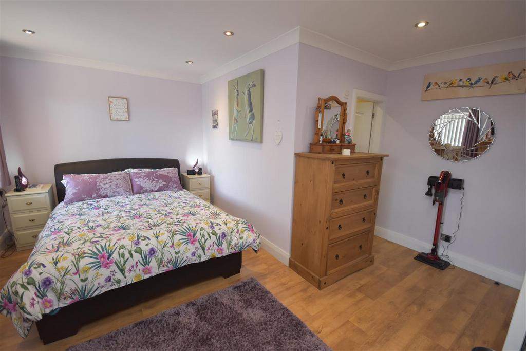 Warren Way, Lower Heswall 3 bed detached house £1,750 pcm (£404 pw)