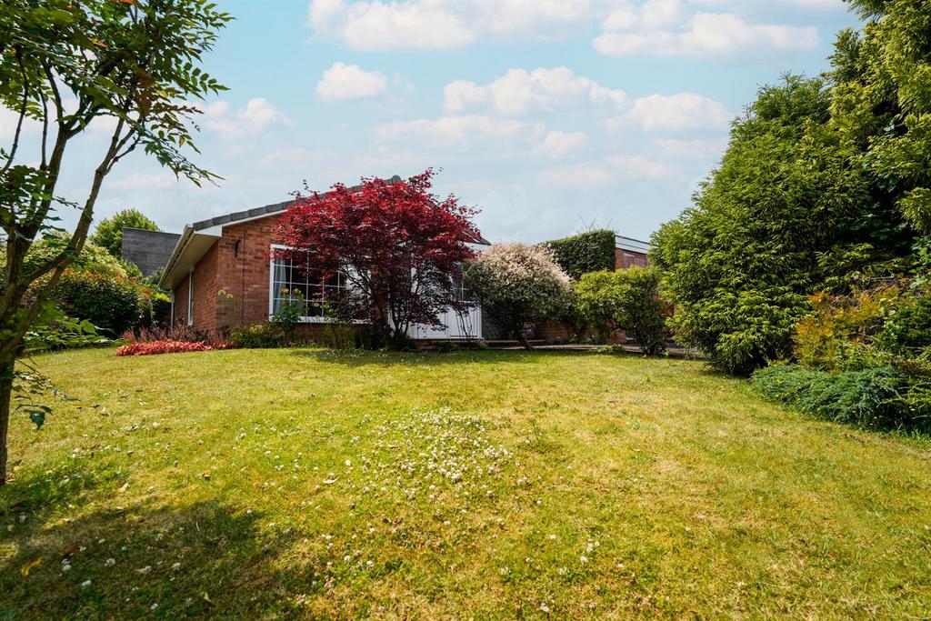 Far Sandfield, Churchdown Village 3 bed detached bungalow £395,000