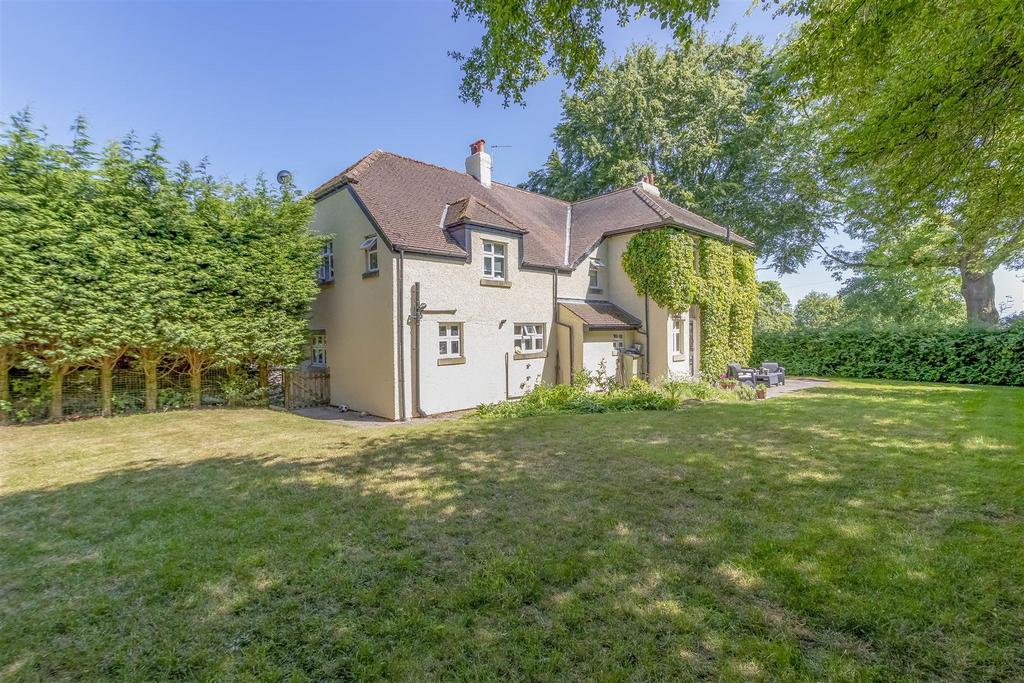 Moor Road, Bramhope, Leeds 6 bed detached house for sale £925,000