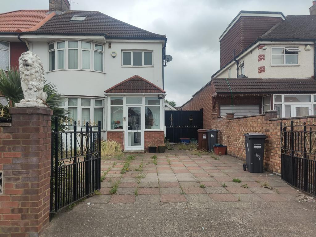 Great South West Road, Hounslow, TW4 5 bed semidetached house £2,700