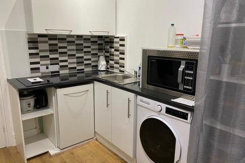 Studio to rent, Kings Road, Brighton
