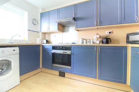 2 bedroom flat for sale, Kestrel Court, Ware