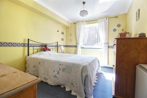 2 bedroom flat for sale, Kestrel Court, Ware