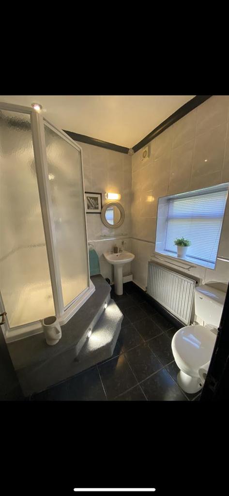 Flat bathroom.PNG