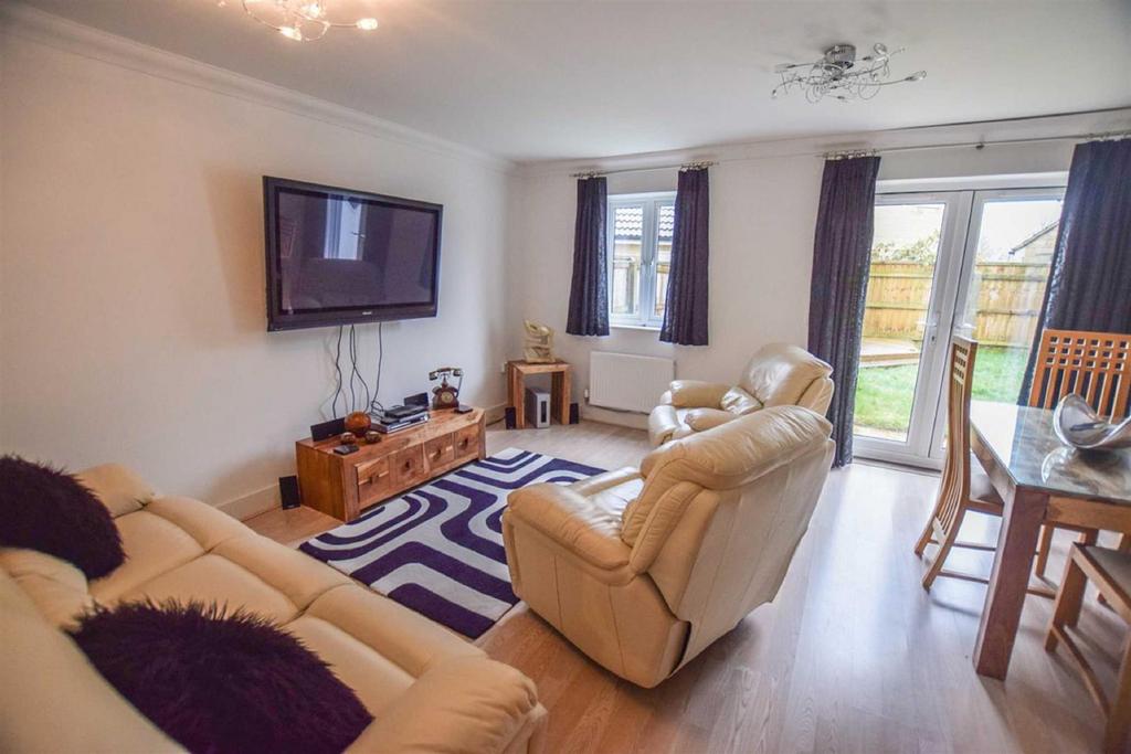 Avenue De Gien, Malmesbury 4 bed terraced house £1,475 pcm (£340 pw)