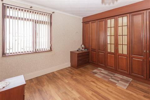 2 Oak Road, Erith, DA8 2NL