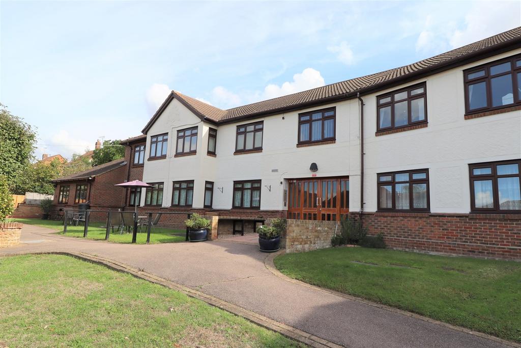 Down Hall Road, Rayleigh, SS6 1 bed retirement property £150,000