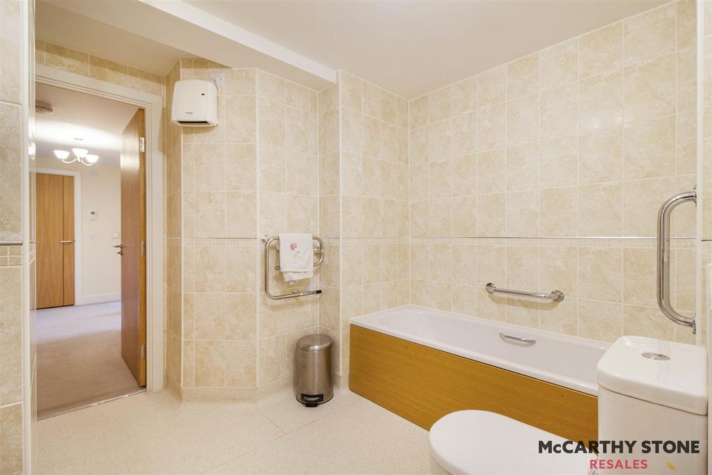 21 bathroom.jpg