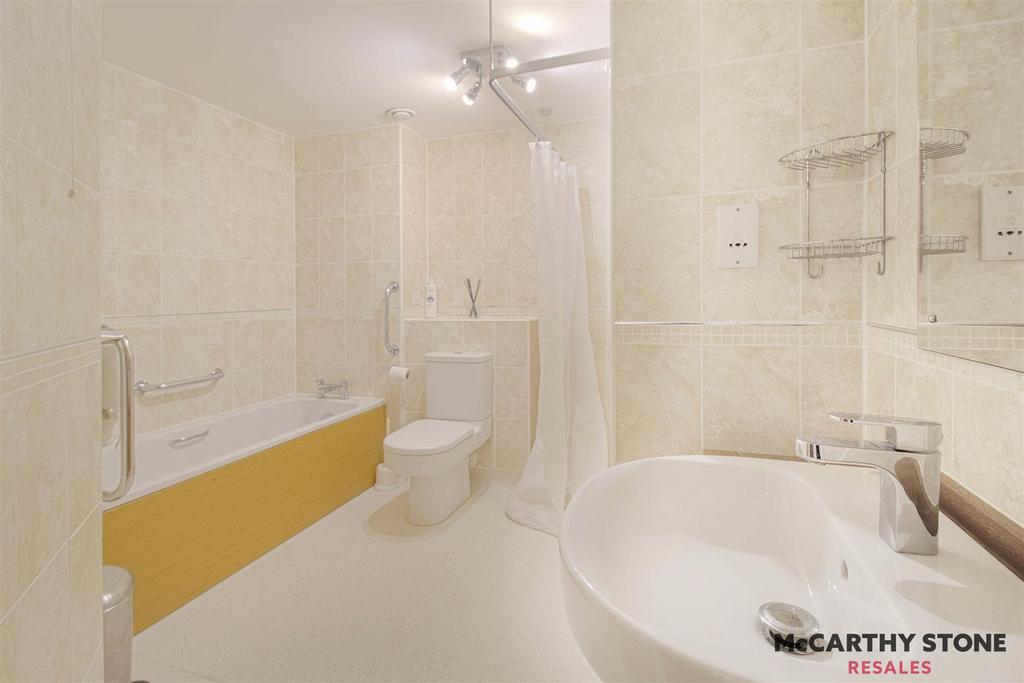 23 bathroom.jpg