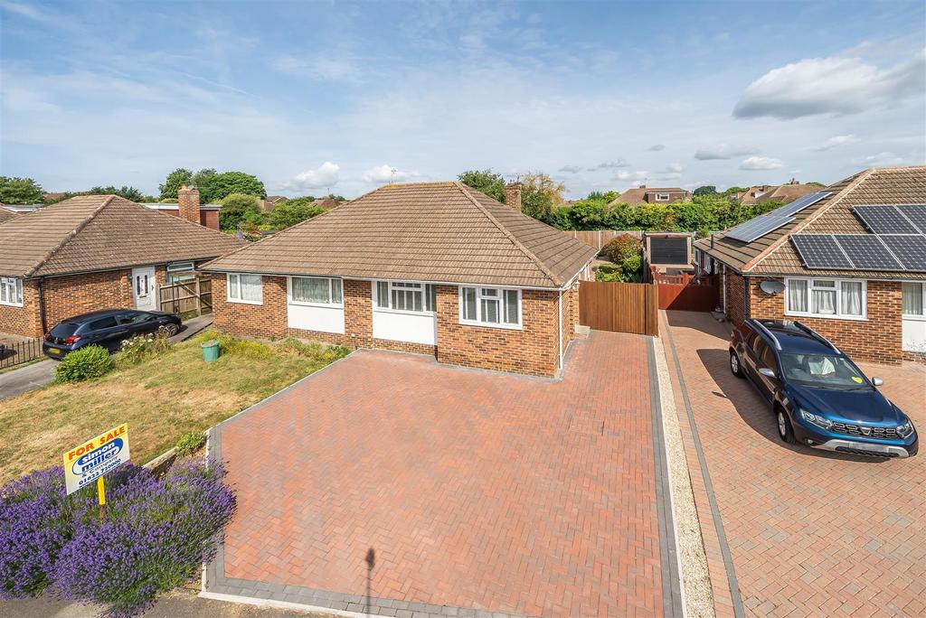 Shaftesbury Drive, Maidstone 2 bed semidetached bungalow for sale £