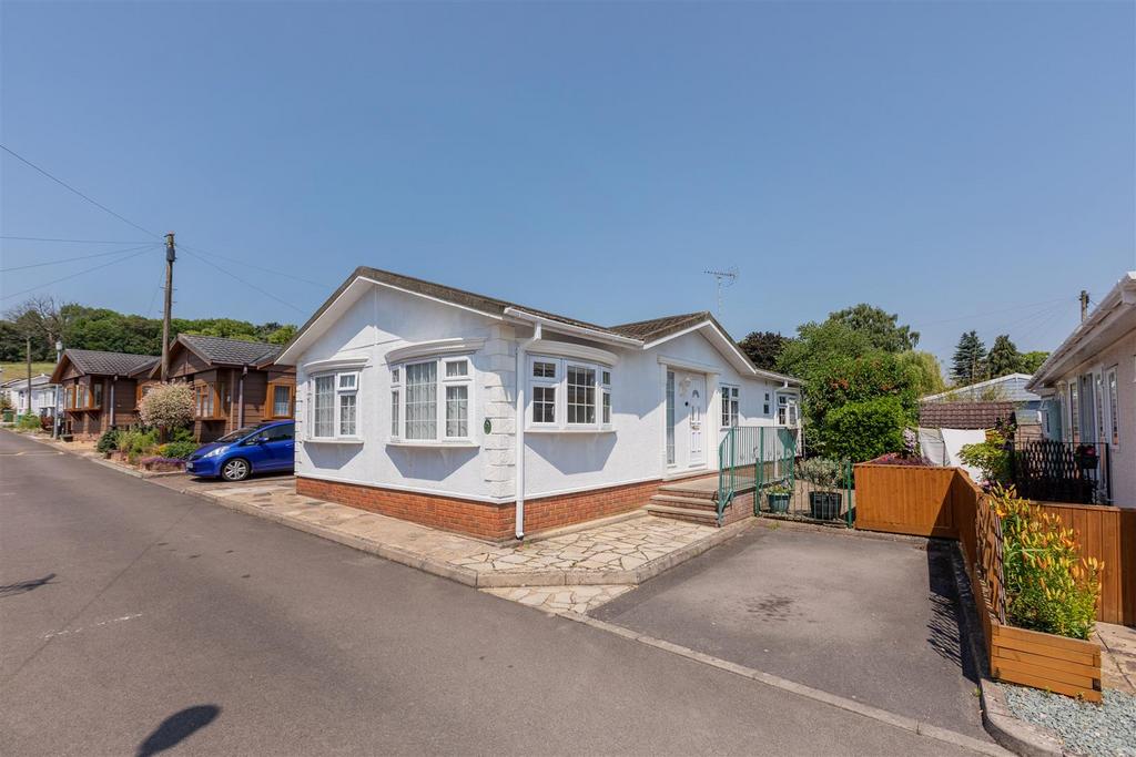 Marlow Road, HenleyOnThames RG9 2 bed detached bungalow for sale £