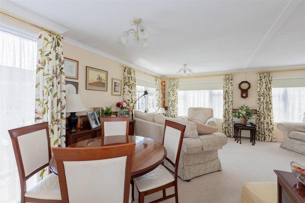 Marlow Road, HenleyOnThames RG9 2 bed detached bungalow for sale £