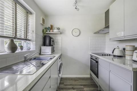 23 Dunnymans Road, Banstead, SM7 2BZ