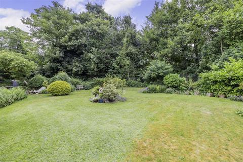 23 Dunnymans Road, Banstead, SM7 2BZ