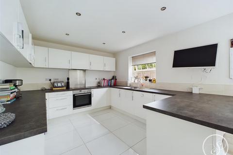 4 bedroom detached house for sale, Renison Court, Leeds