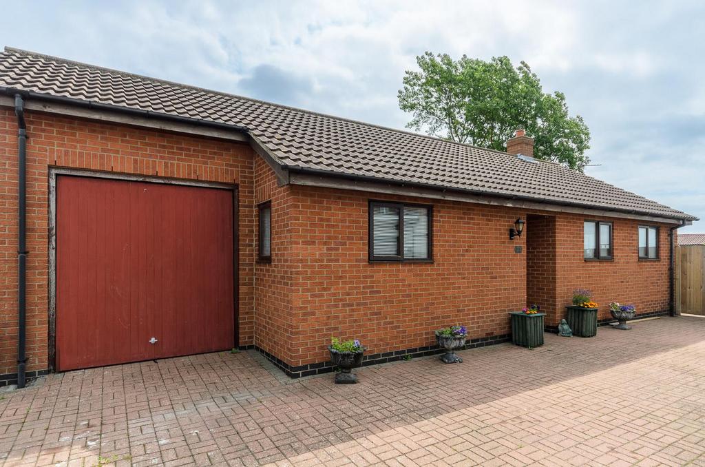Owthorne Grange, Withernsea 2 bed detached bungalow for sale £210,000