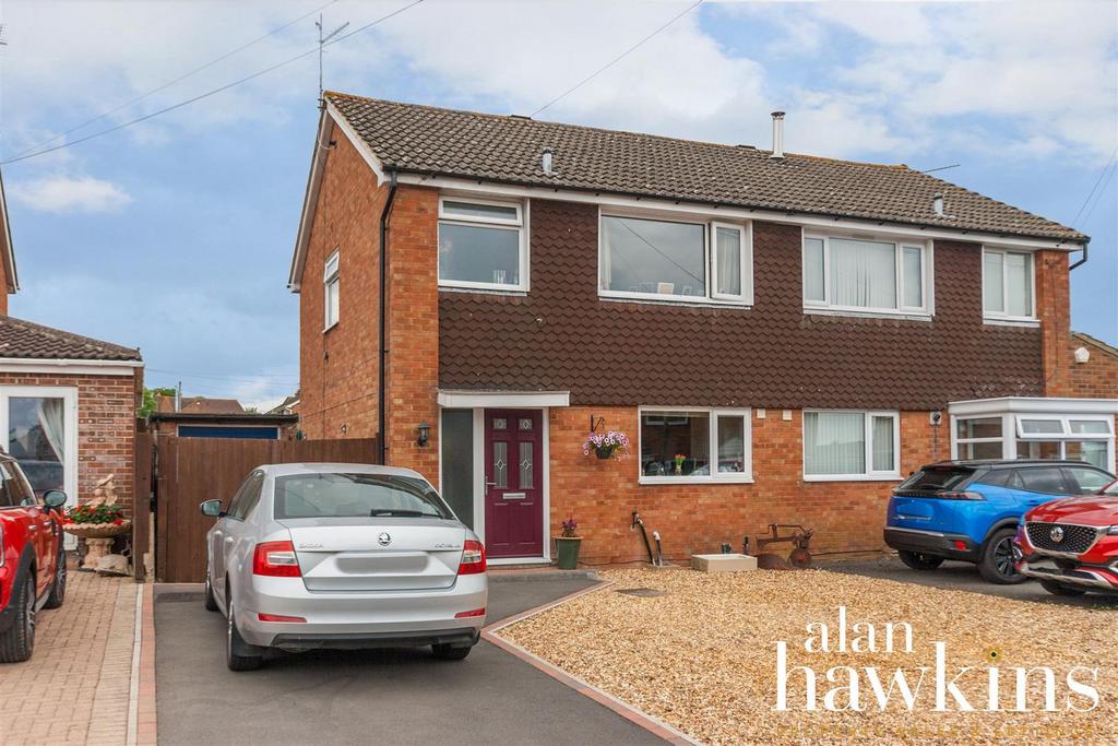 Tennyson Road, Royal Wootton Bassett SN4 8 3 bed semidetached house for sale £295,000