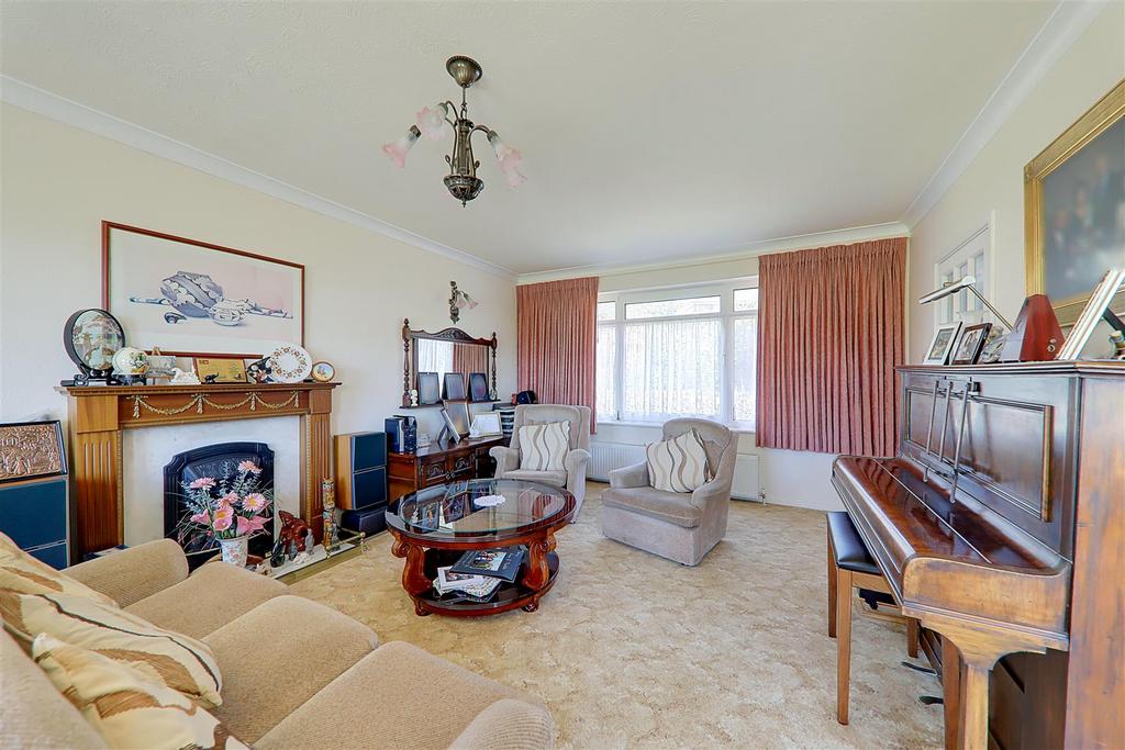 Longlands Glade, Worthing, BN14 4 bed detached house £2,500 pcm (£577 pw)