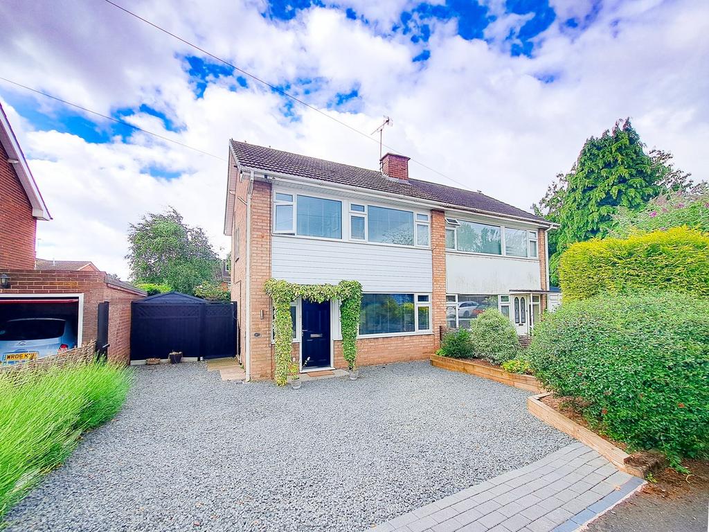 Micklehome Drive, Alrewas, BurtononTrent, DE13 3 bed semidetached