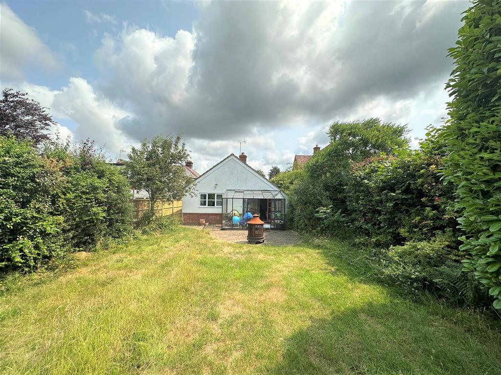 Weydon Hill Road, Farnham 4 bed detached bungalow £700,000