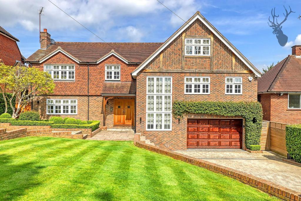 St. Johns Road, Loughton IG10 5 bed detached house £7,950 pcm (£1,835 pw)