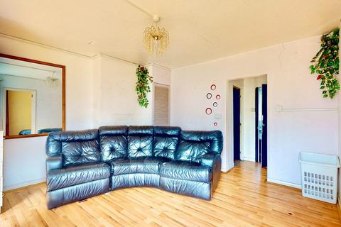 66 Grantham Gardens, Chadwell Heath, Romford, RM6 6HJ
