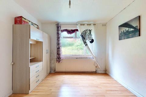 66 Grantham Gardens, Chadwell Heath, Romford, RM6 6HJ