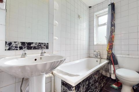 66 Grantham Gardens, Chadwell Heath, Romford, RM6 6HJ