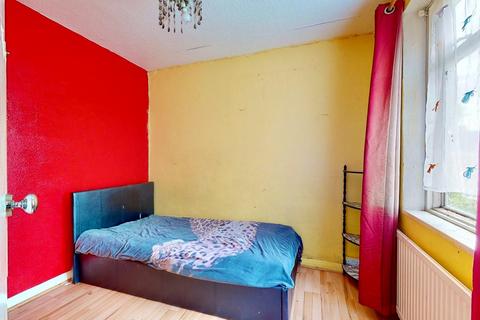 66 Grantham Gardens, Chadwell Heath, Romford, RM6 6HJ