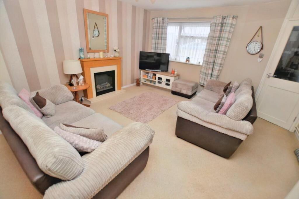 Lounge-dining room
