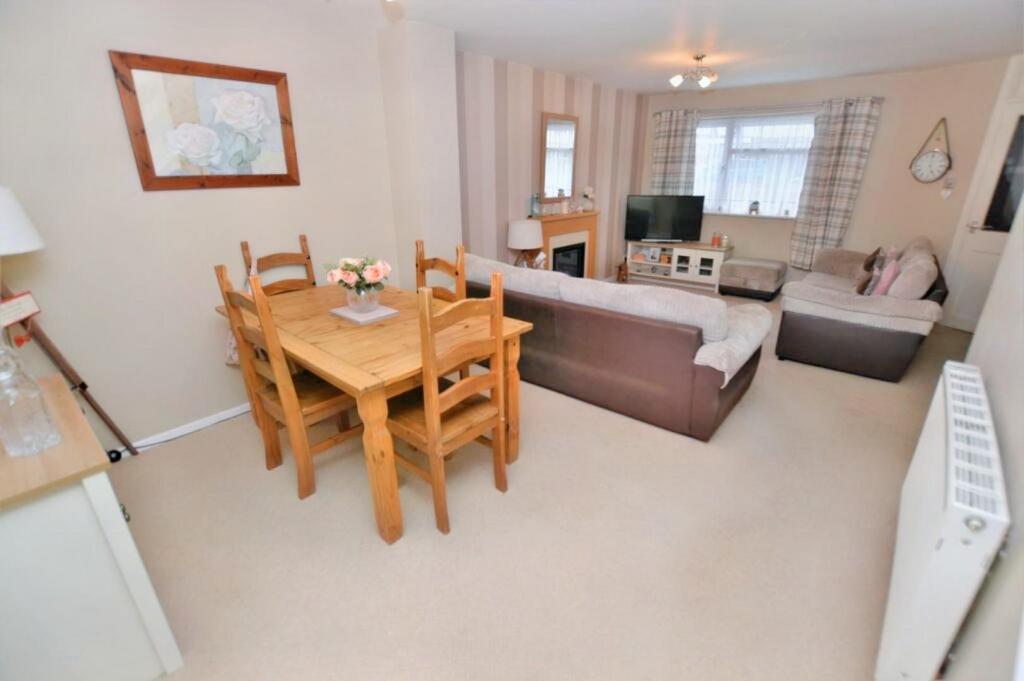 Lounge-dining room