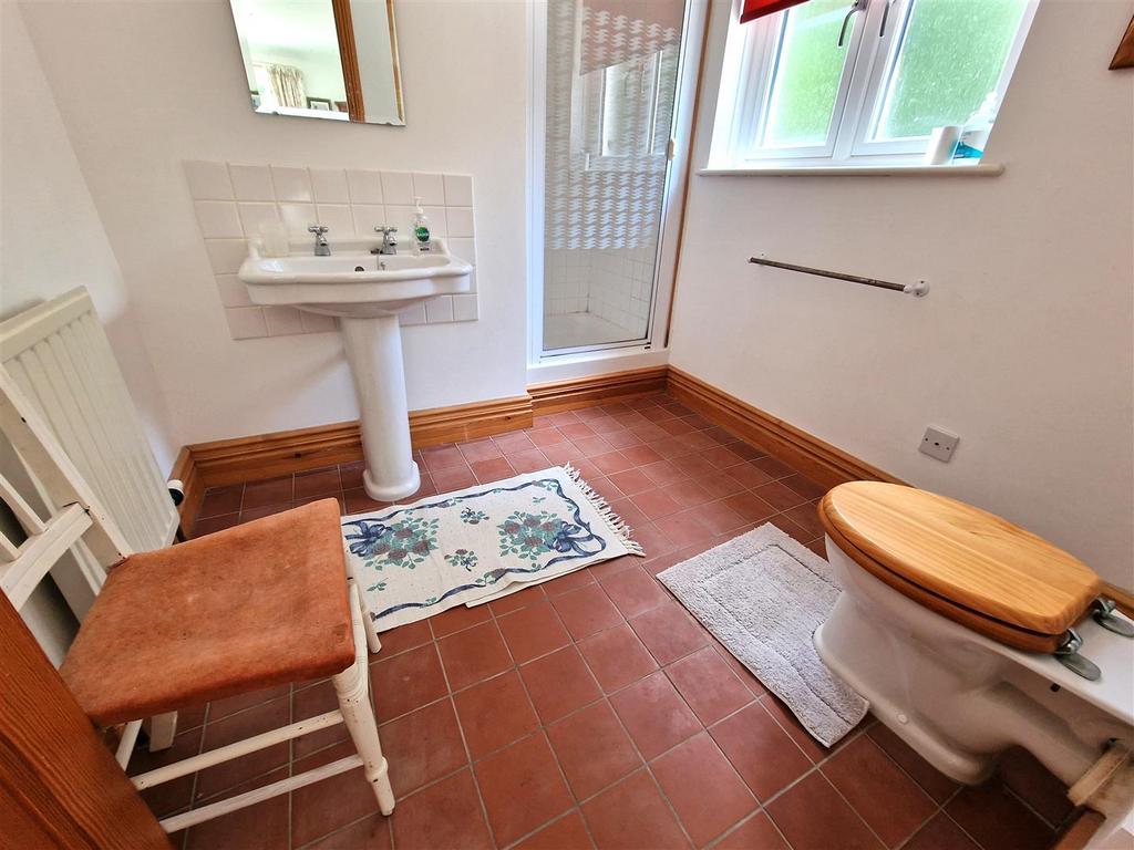 Ensuite 2.jpg