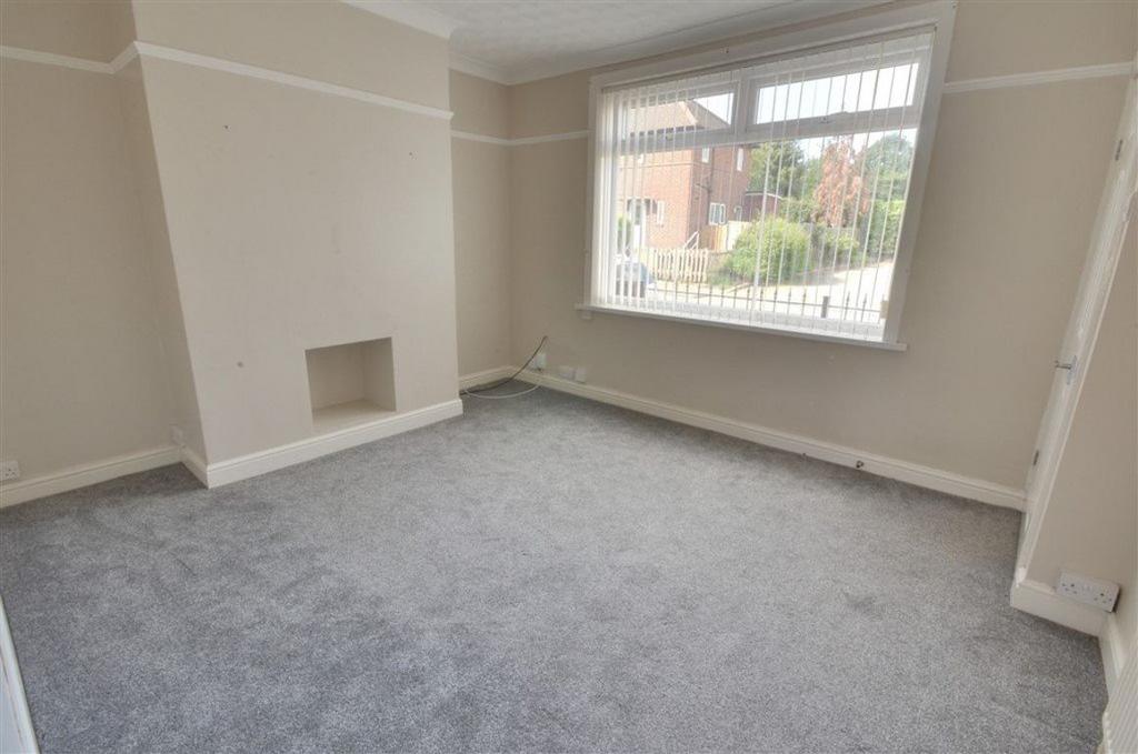 Briggs Avenue, Castleford, WF10 3 bed terraced house to rent £750 pcm