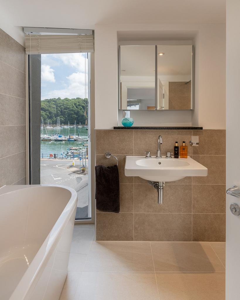 4 Sails, Dartmouth: Master En-suite