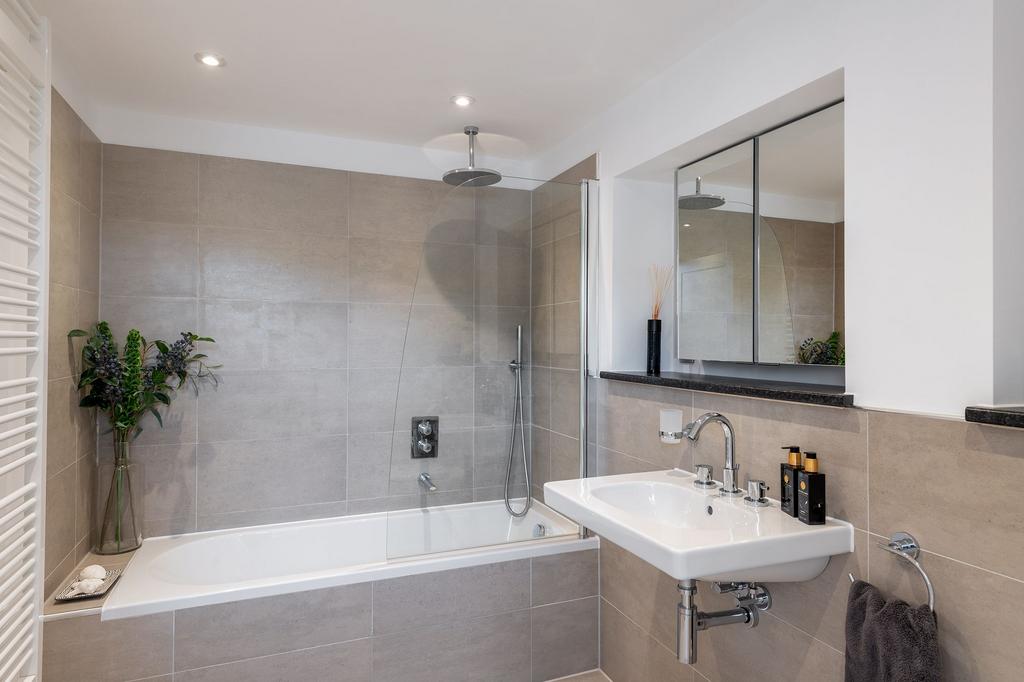 4 Sails, Dartmouth: Family Bathroom