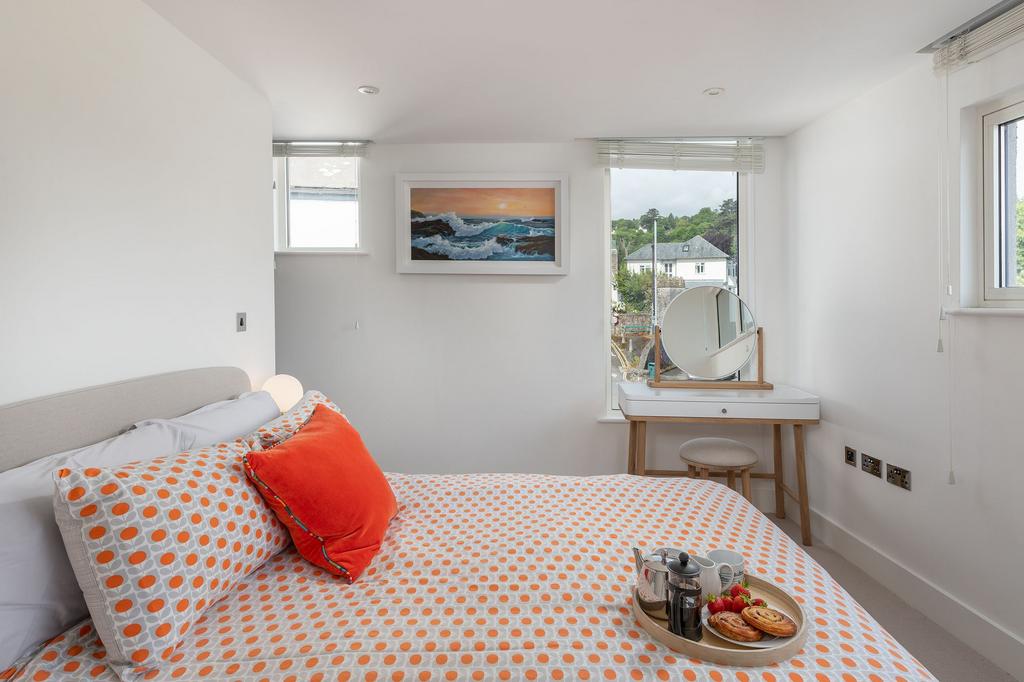 4 Sails, Dartmouth: Master Bedroom