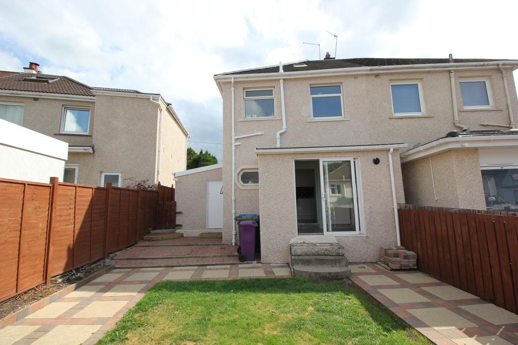 Viewfield Avenue, Garrowhill, Glasgow, G69 2 bed semidetached house