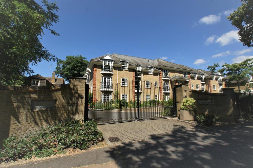 Oatlands Avenue, Weybridge KT13 2 bed apartment to rent £1,750 pcm (£404 pw)