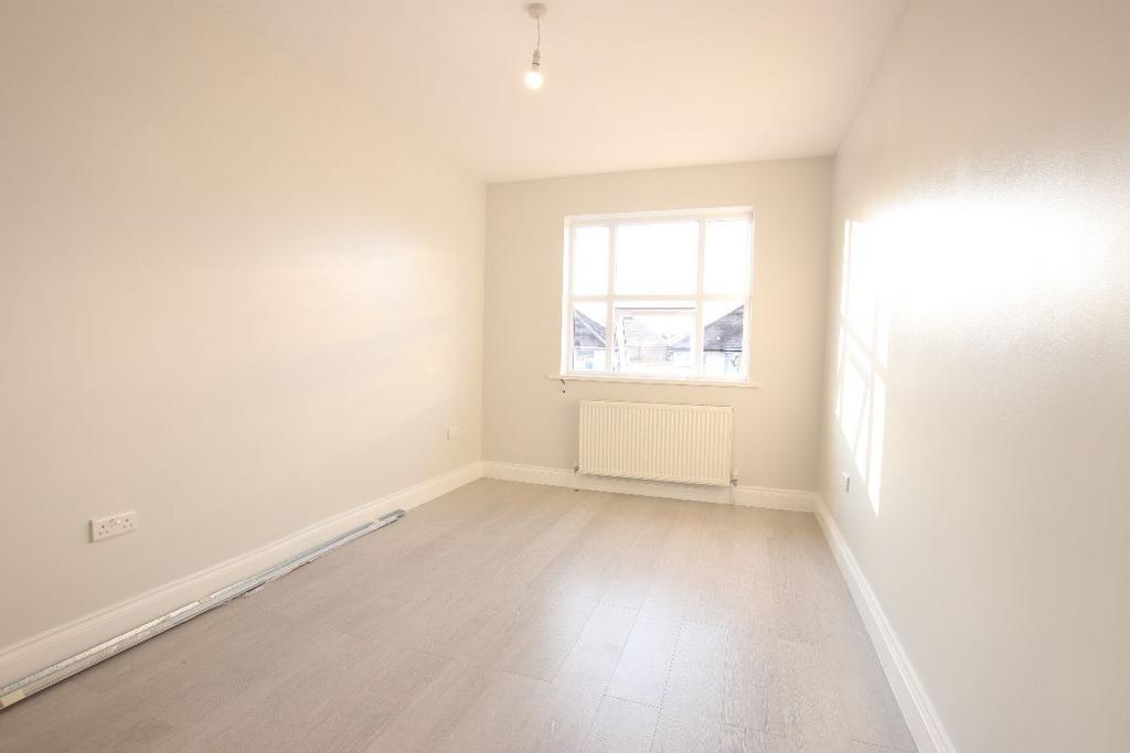 Green Street, Enfield EN3 2 bed £1,650 pcm (£381 pw)