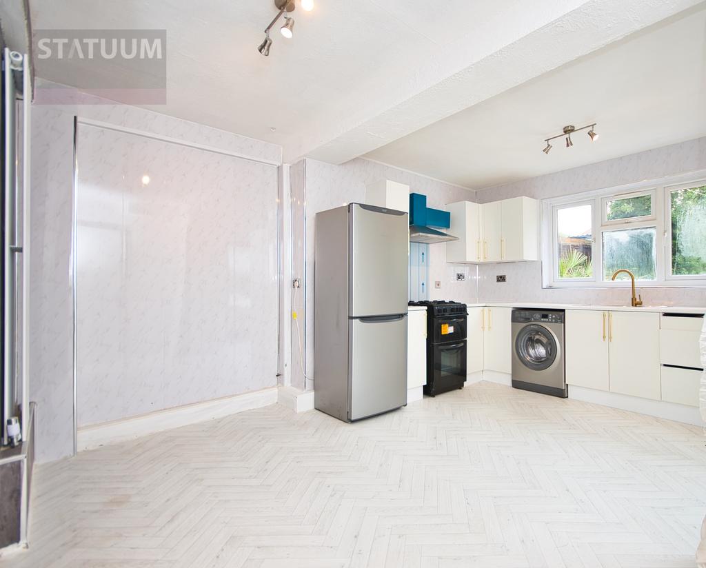 Wittenham Way, Highams Park, Chingford, London, E4 3 bed semidetached