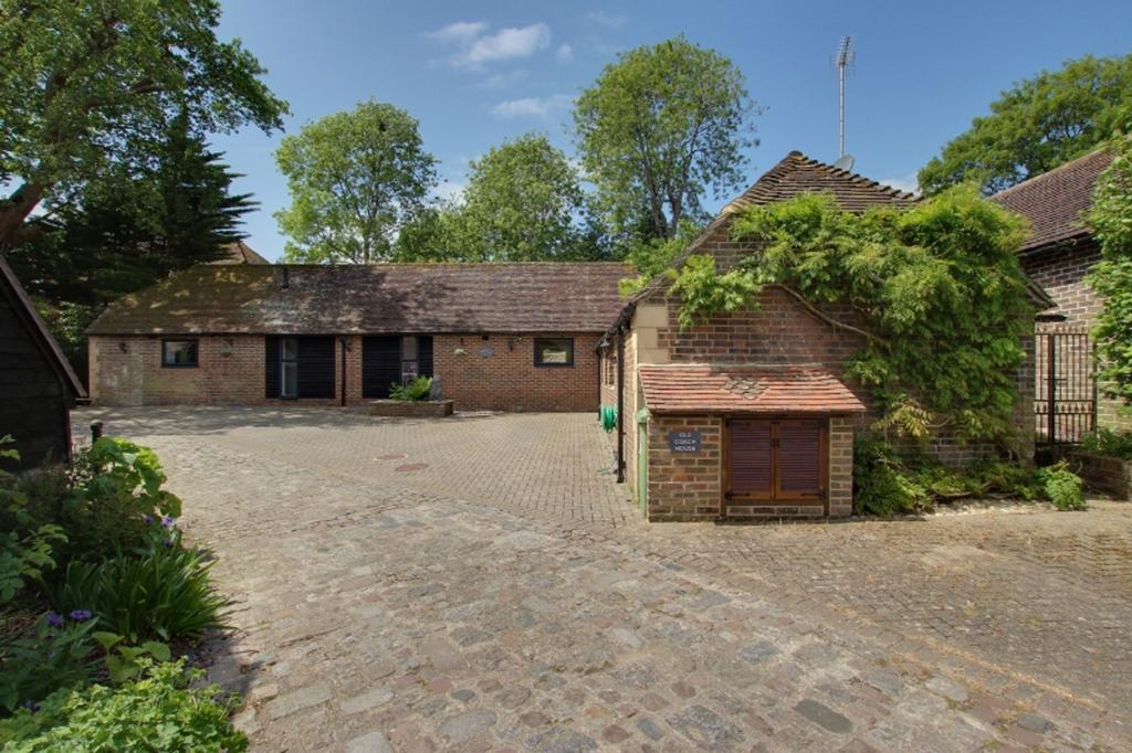 Bridgers Mill, Haywards Heath, RH16 4 bed detached bungalow £800,000