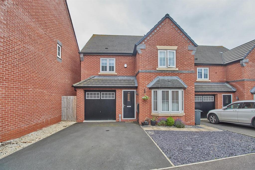 Plum Crescent, Burbage, Hinckley 4 bed detached house £400,000