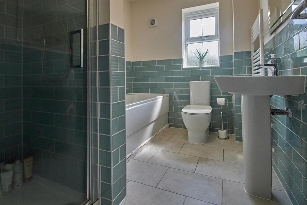 Family bathroom to front