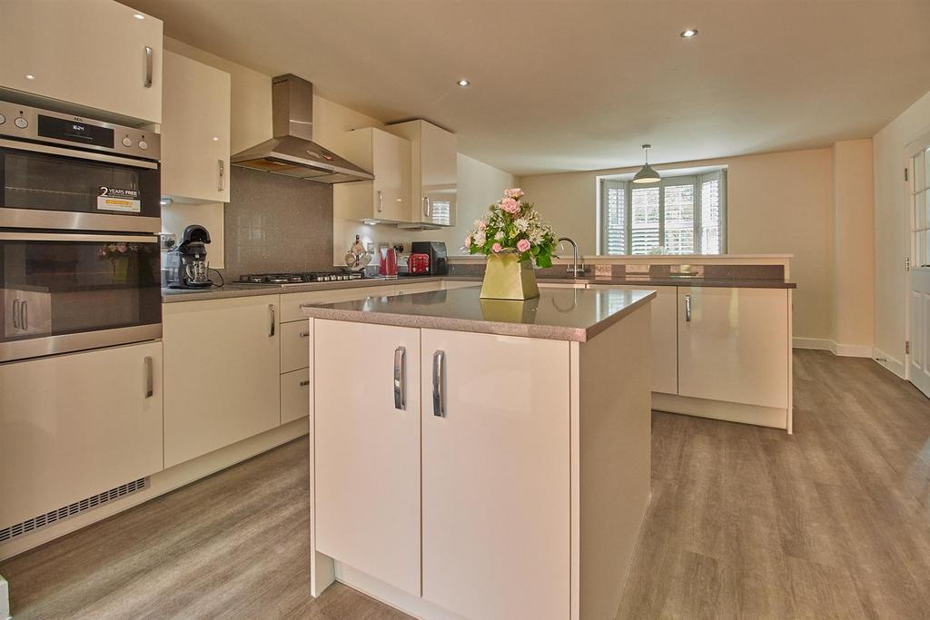 Open plan living dining kitchen to front