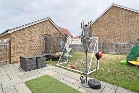 19 Crab Apple Drive, Black Notley, Braintree, CM77 8FW