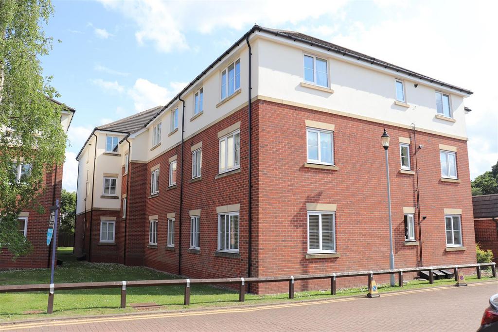 Parkhouse Grove, Aldridge 2 bed apartment £795 pcm (£183 pw)