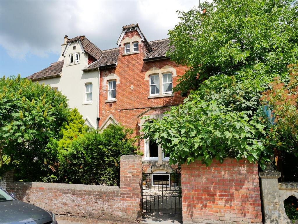 New Road, Calne 5 bed semidetached house £600,000
