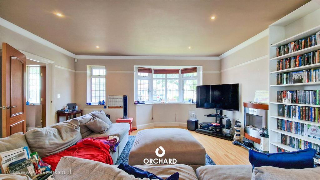 Milverton Drive, Ickenham, UB10 5 bed detached house to rent £3,000